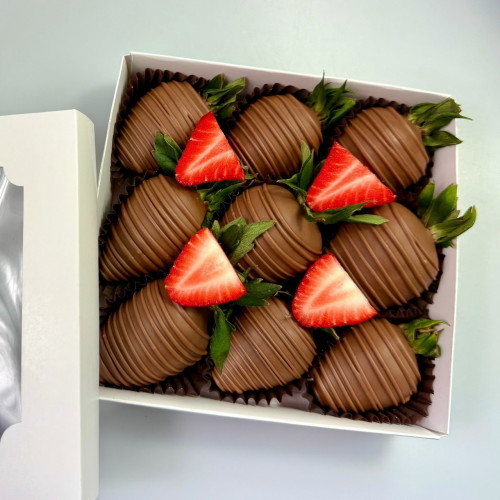 Клубничный бокс в молочном шоколаде с декором из свежих ягод "Лайт" Клубничный бокс в молочном шоколаде с декором из свежих ягод "Лайт"